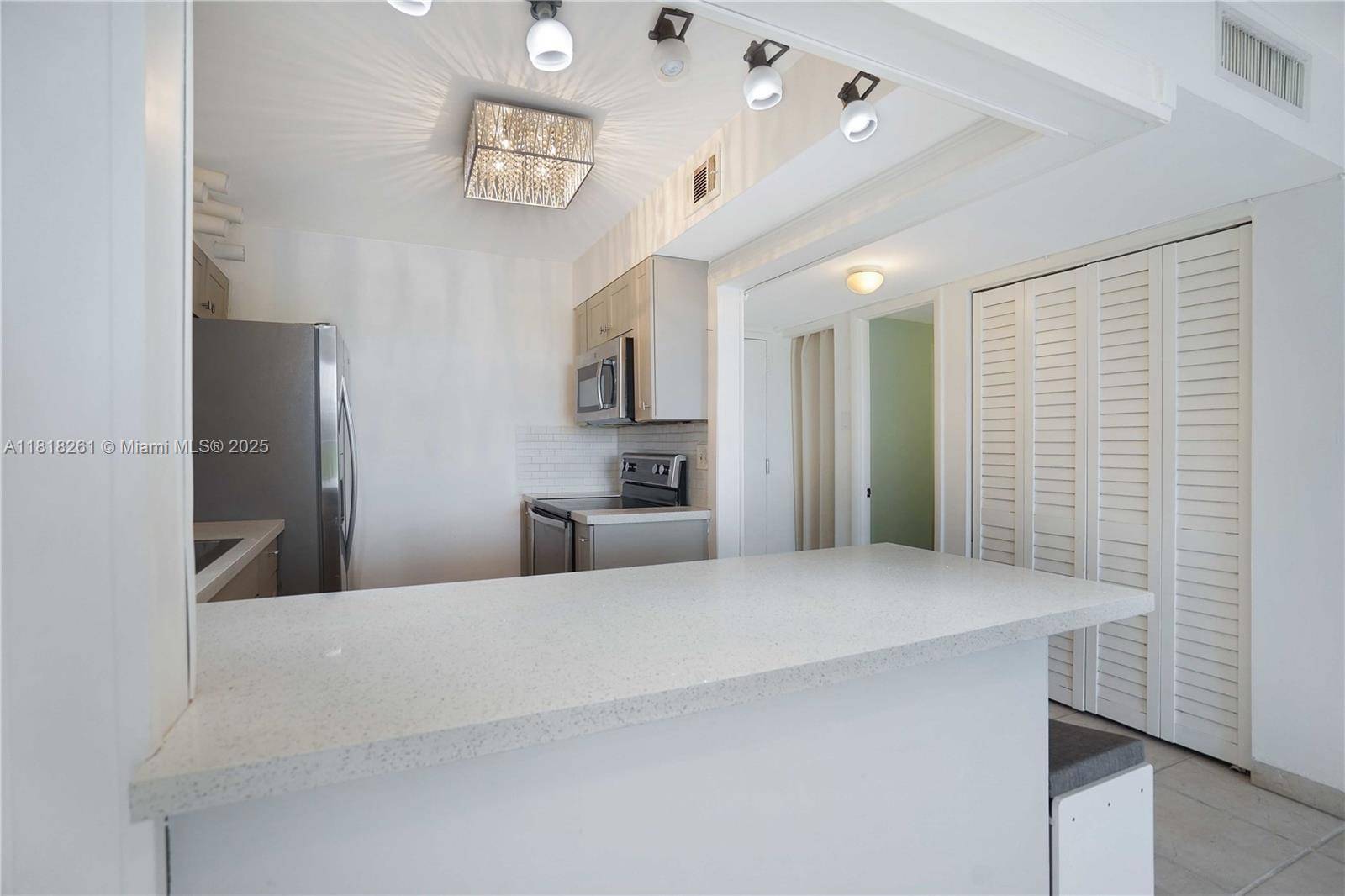 Miami Beach, FL 33141,6900 Bay Dr #3H