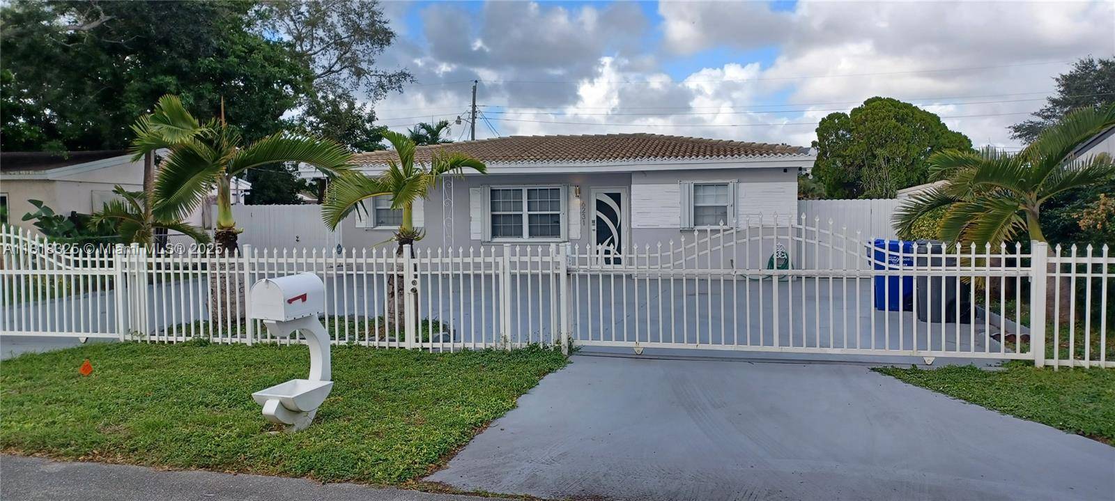 Hollywood, FL 33023,6231 Mayo St
