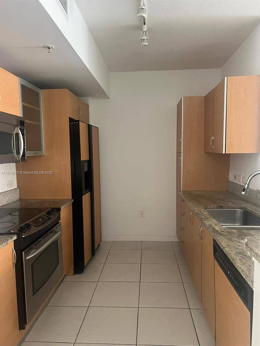 Aventura, FL 33180,2775 NE 187th St #219