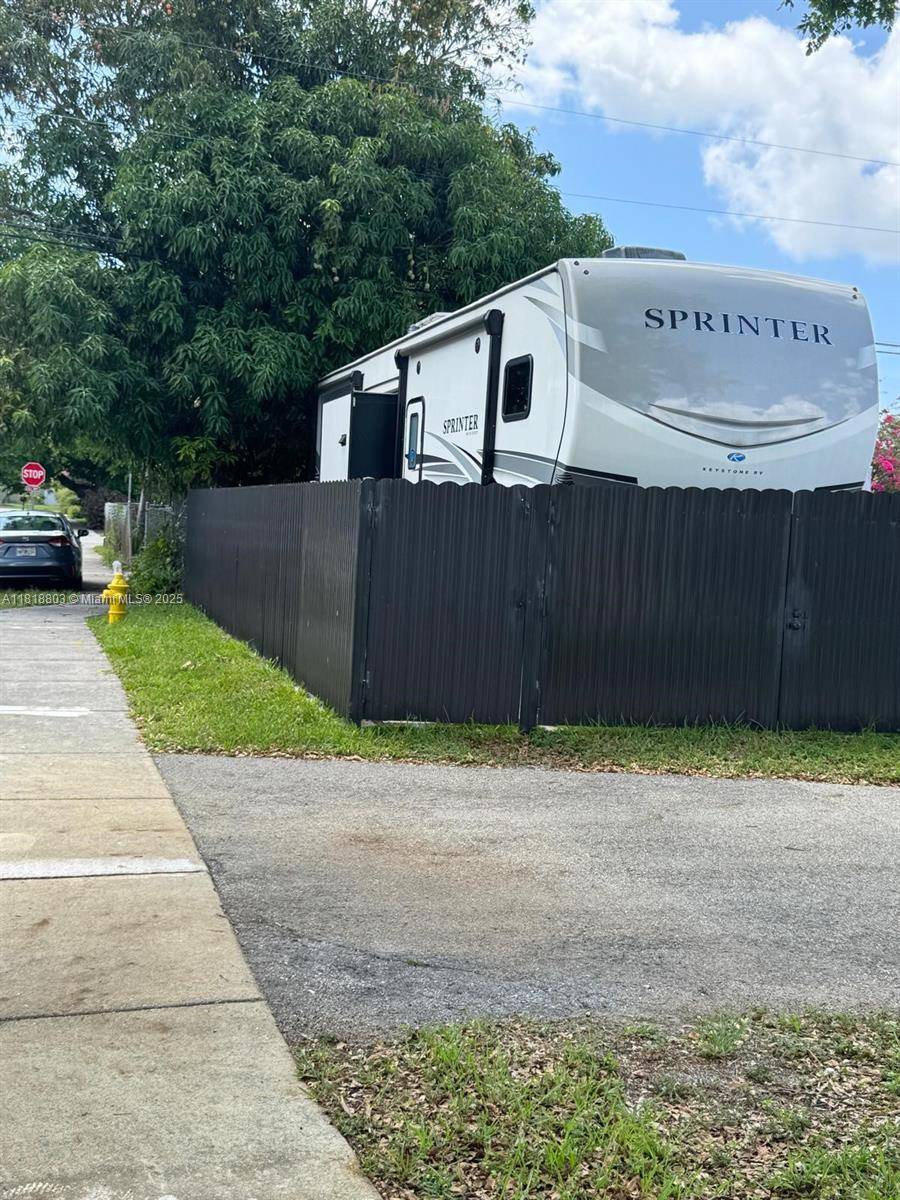 Fort Lauderdale, FL 33317,1520 SW 48th Ave