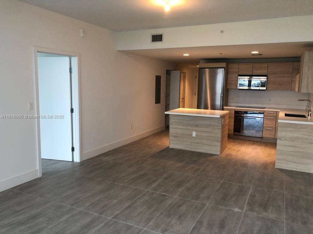 North Miami Beach, FL 33160,16385 Biscayne Blvd #1005