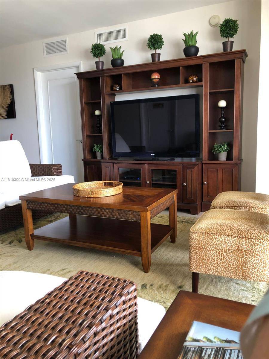 Hallandale Beach, FL 33009,1800 S Ocean Dr #908