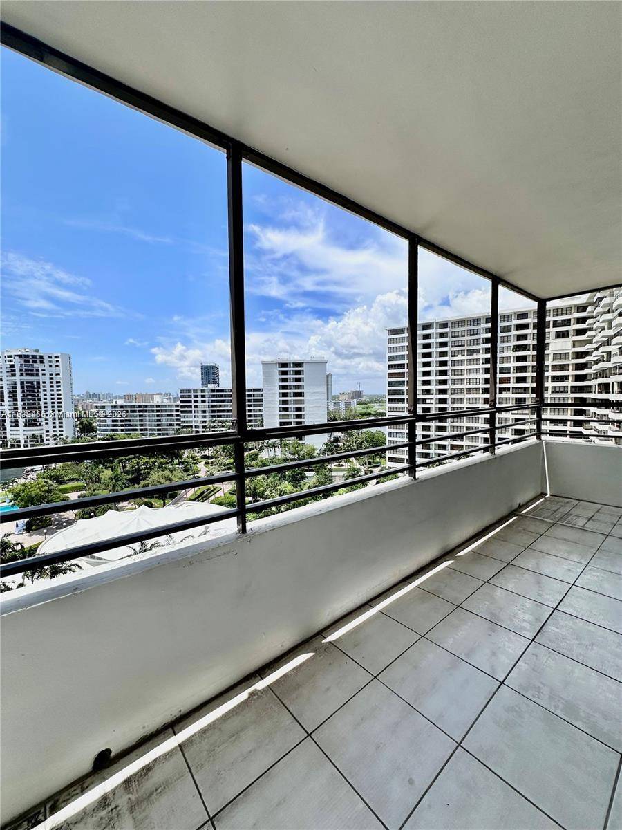 Hallandale Beach, FL 33009,2500 Parkview Dr #1215