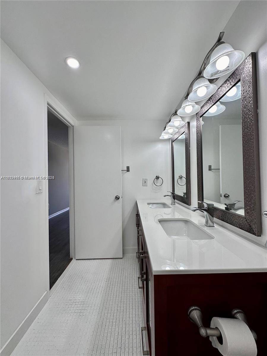 Hallandale Beach, FL 33009,2500 Parkview Dr #1215