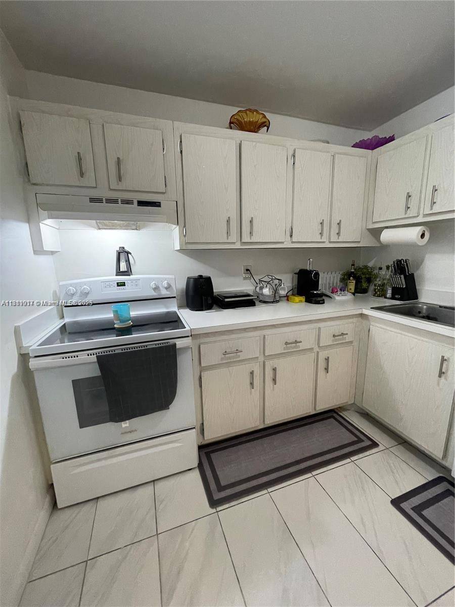 Miami, FL 33143,7815 N Camino Real #I-216