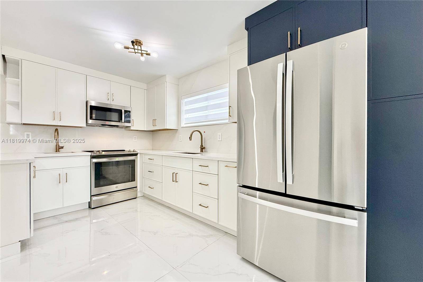 Miami Beach, FL 33140,4122 Collins Ave #3B