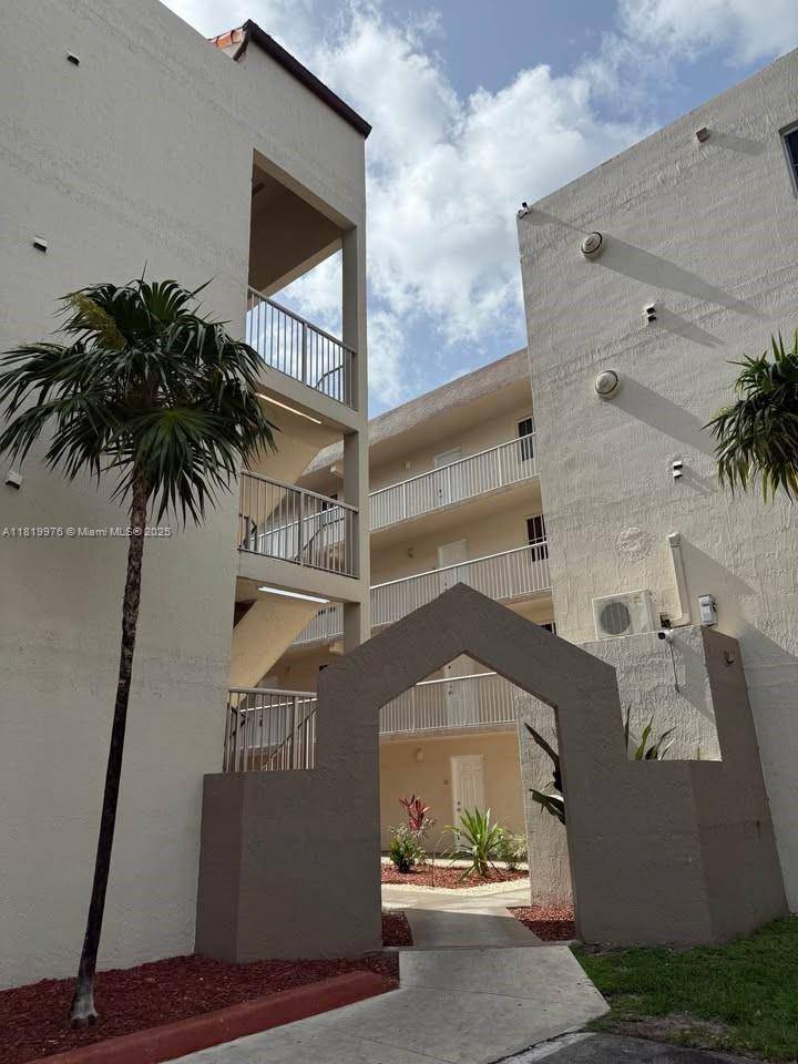 Hialeah, FL 33015,6195 NW 186th St #414