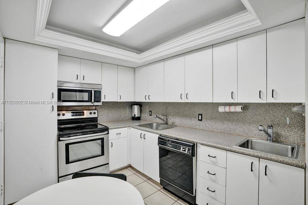 Miami Beach, FL 33140,5005 Collins Ave #424