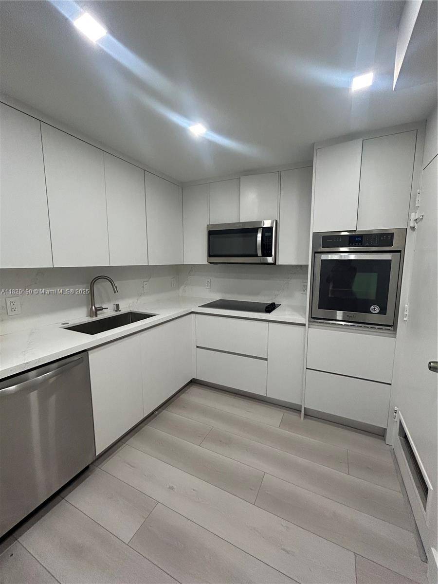 Sunny Isles Beach, FL 33160,400 Kings Point Dr #1517