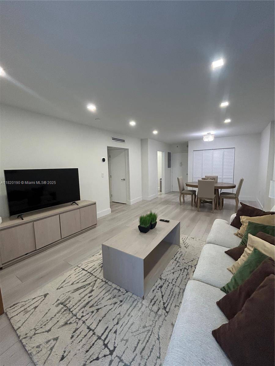 Sunny Isles Beach, FL 33160,400 Kings Point Dr #1517