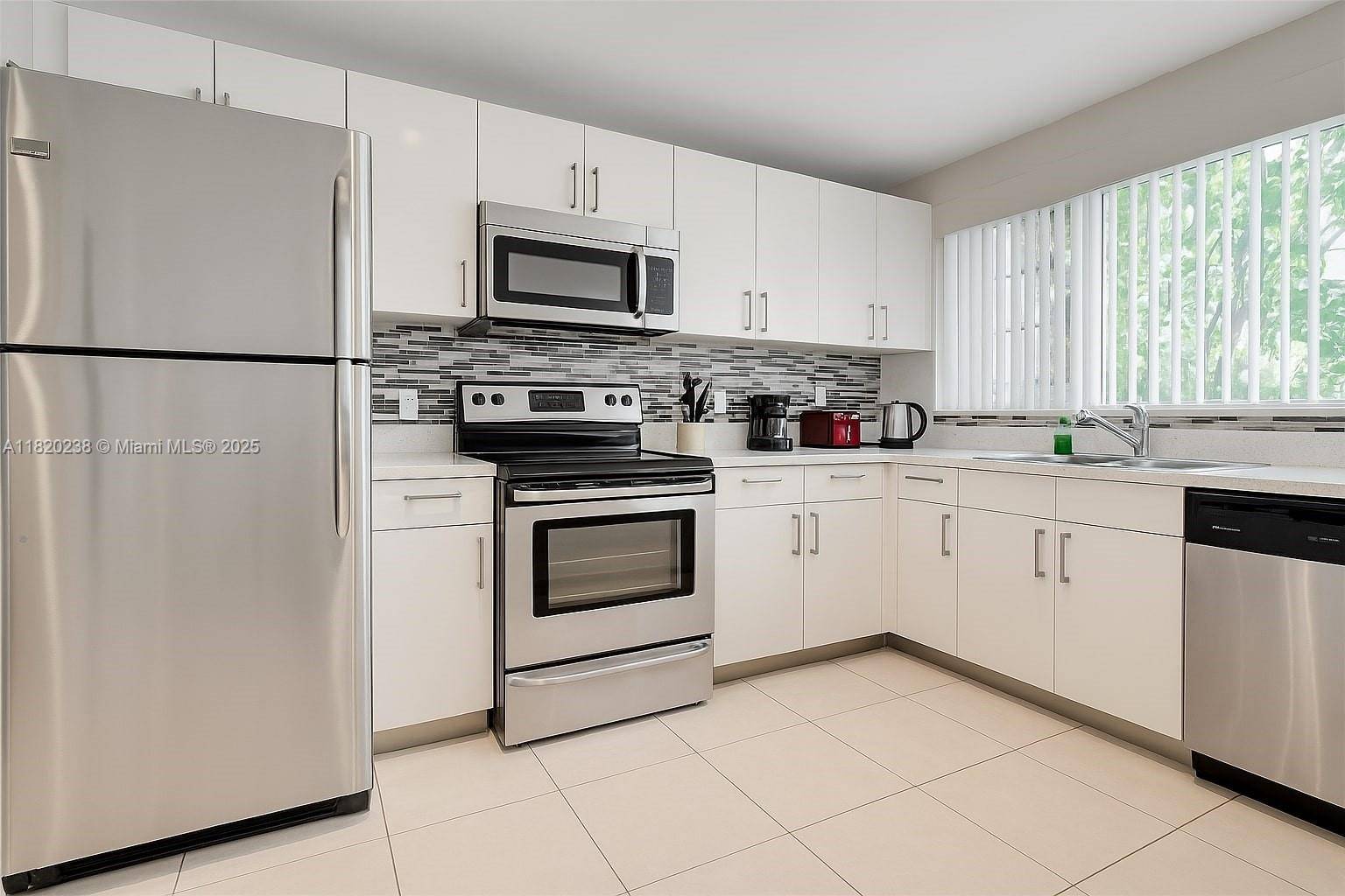 Miami, FL 33179,950 NE 199th St #2H