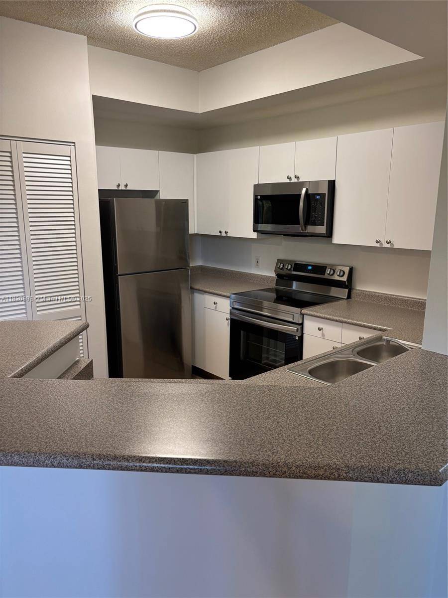 Hollywood, FL 33020,1900 Van Buren St #113B