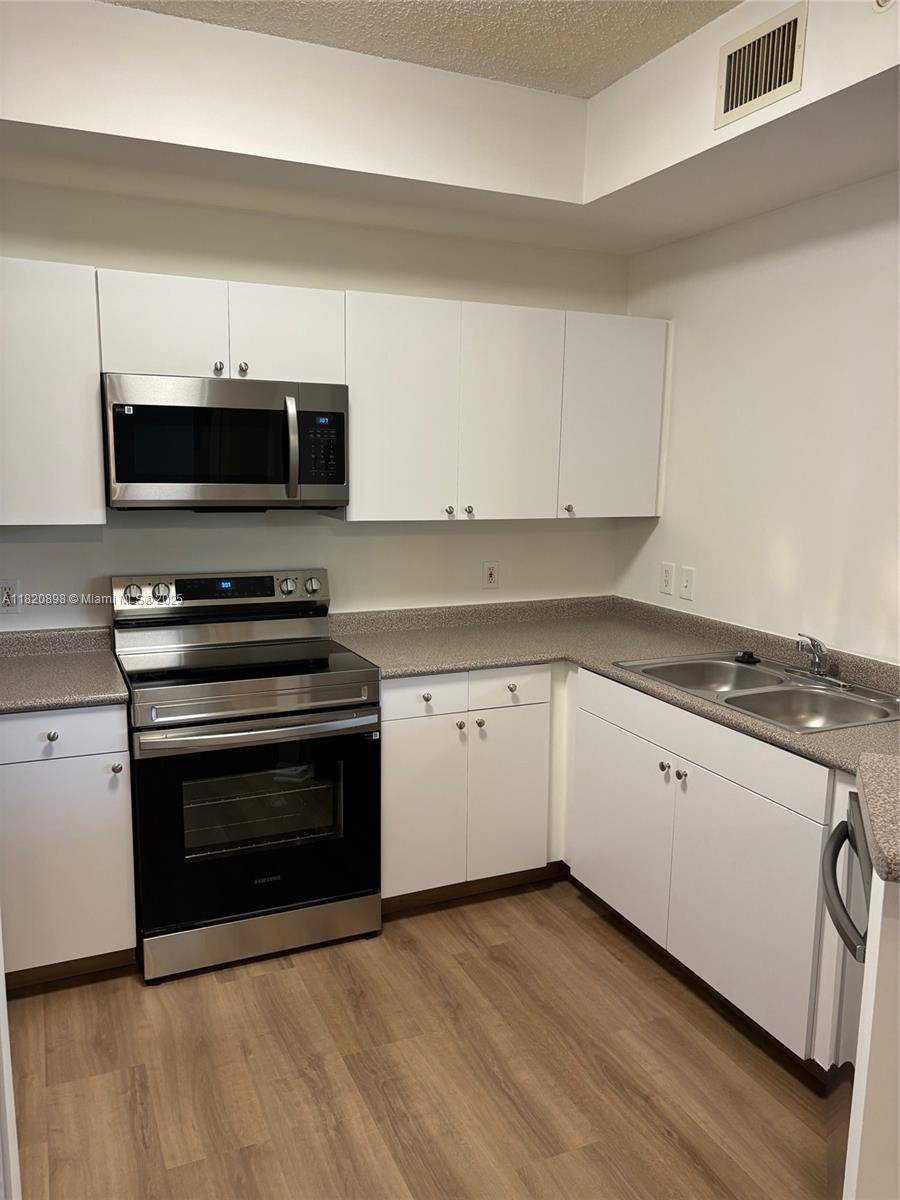 Hollywood, FL 33020,1900 Van Buren St #113B