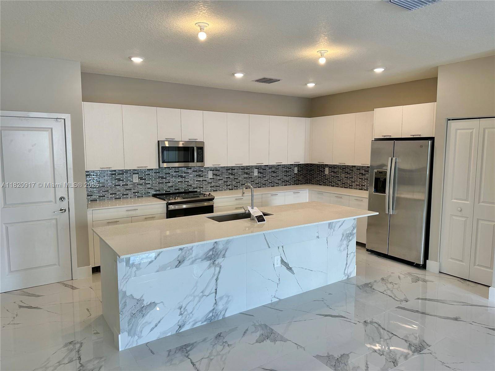 Doral, FL 33166,8348 NW 43rd St #8348
