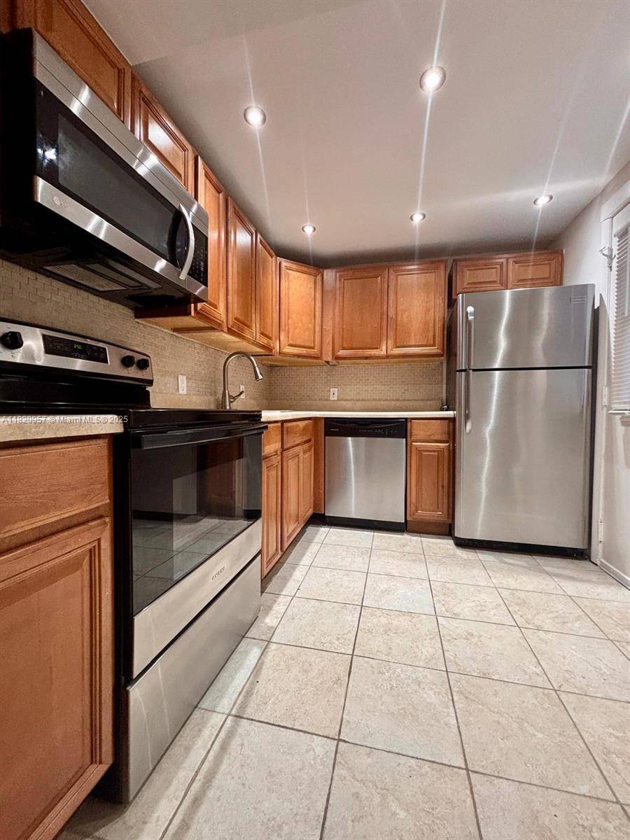 Aventura, FL 33180,3101 N Country Club Dr #607