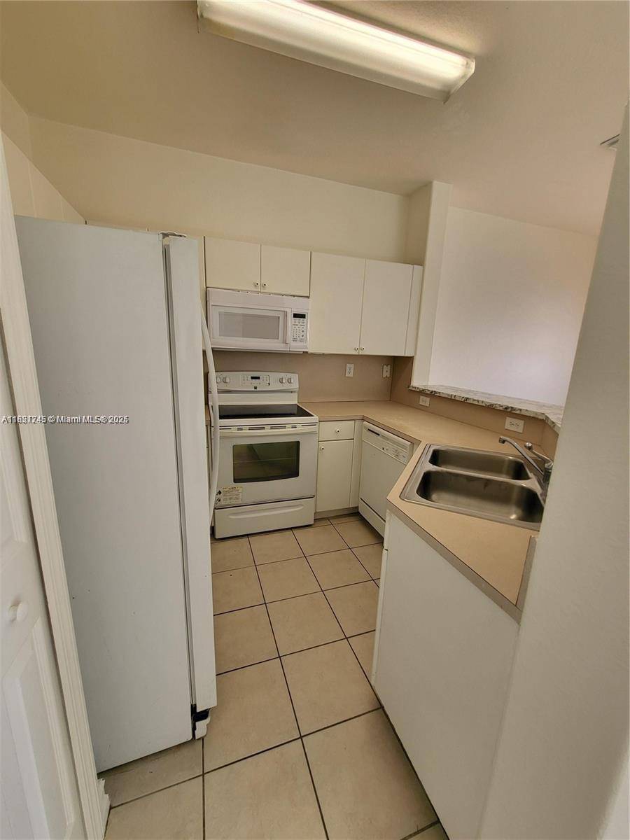 Doral, FL 33178,7633 NW 114th Path #7633