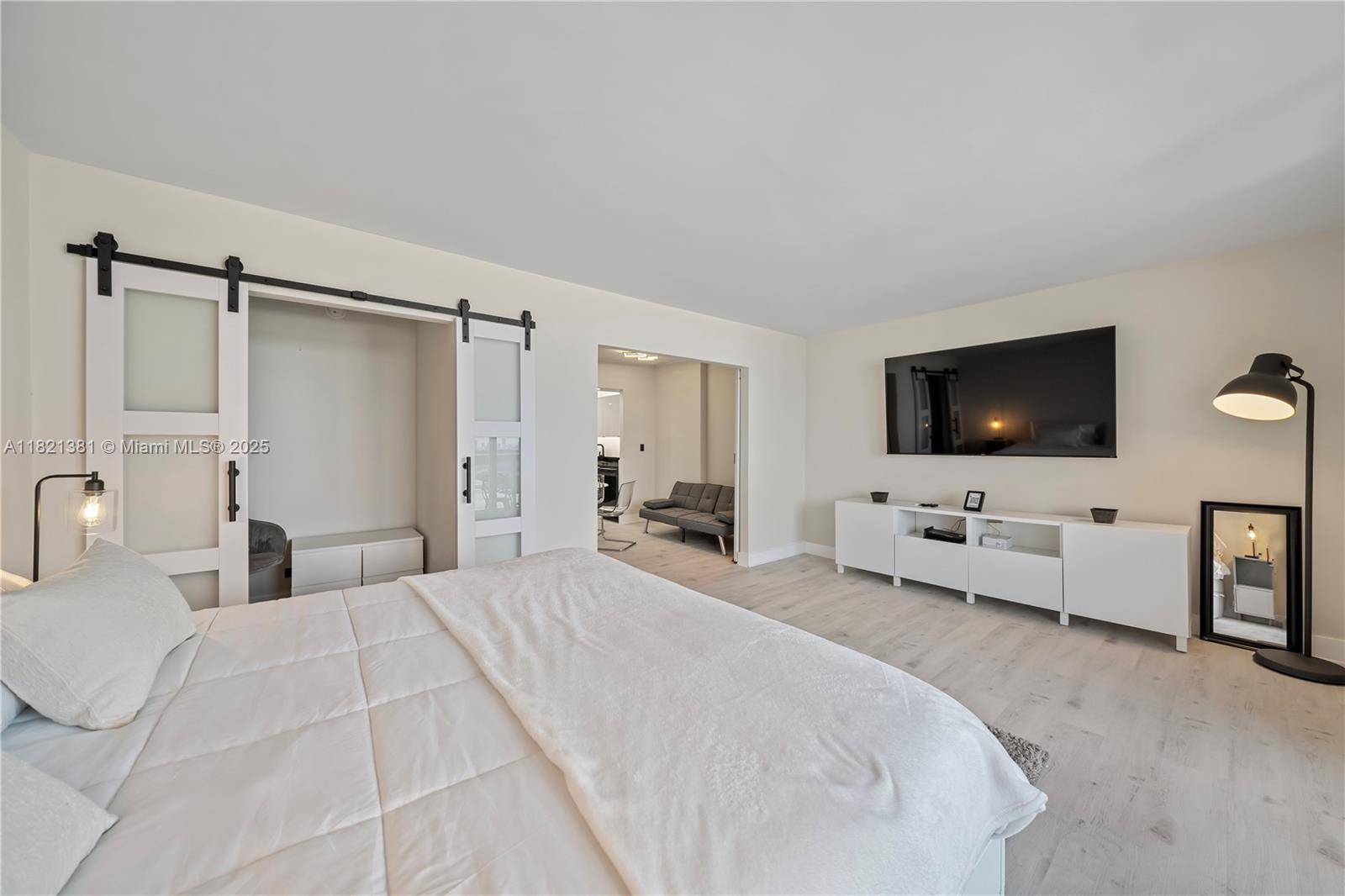 Miami Beach, FL 33139,2301 Collins Ave #1130