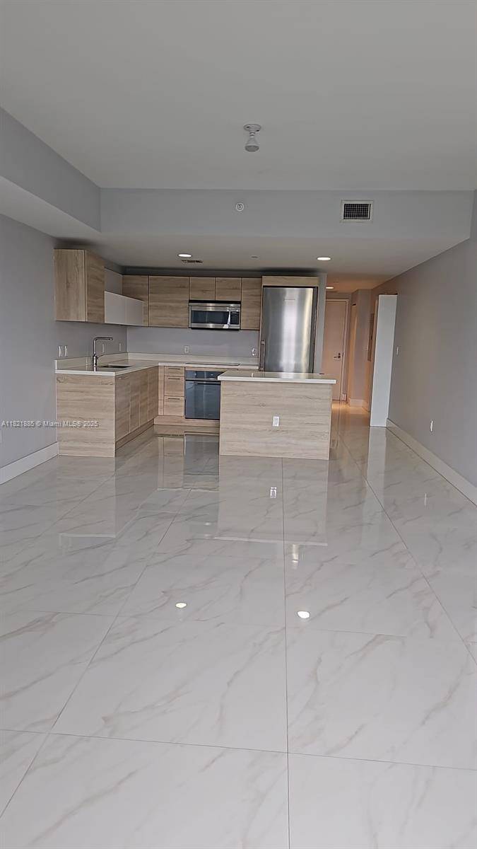 North Miami Beach, FL 33160,16385 Biscayne Blvd #902