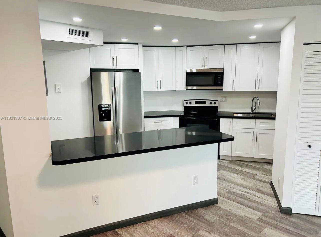 Hallandale Beach, FL 33009,800 Parkview Dr #612