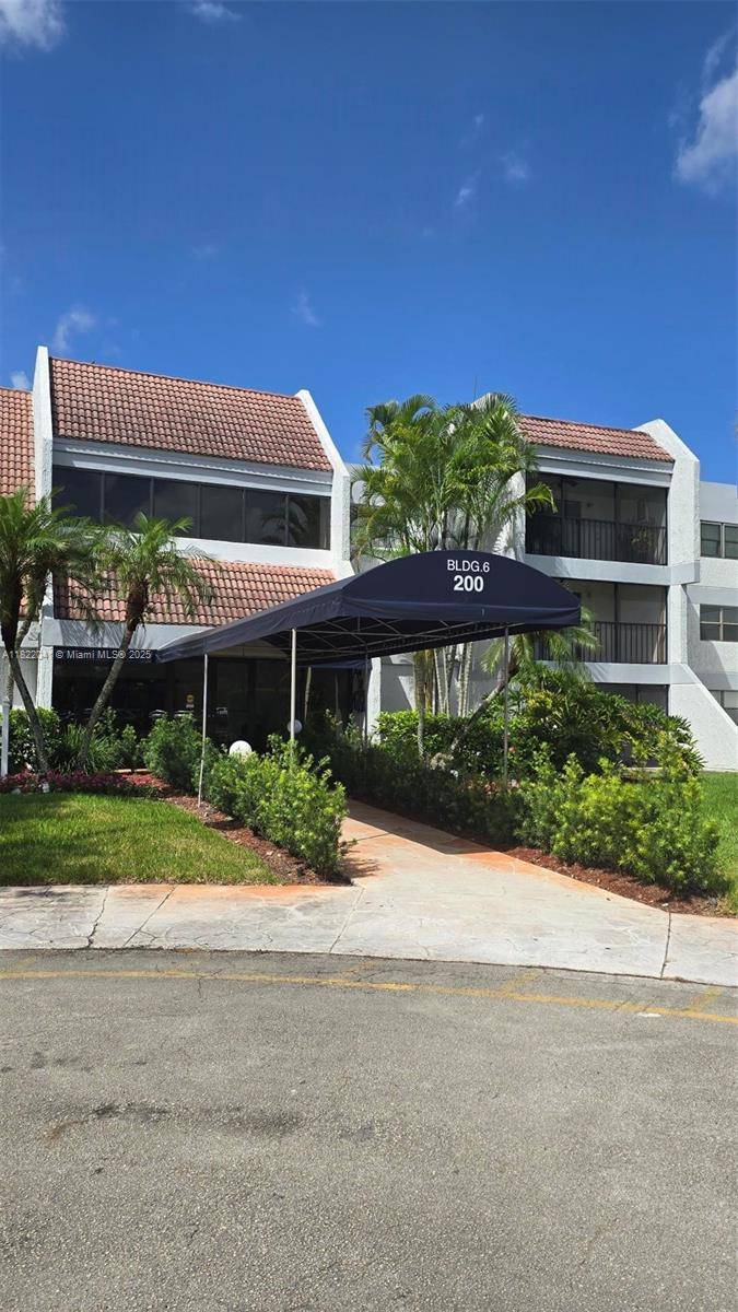 Weston, FL 33326,200 Lakeview Dr #208