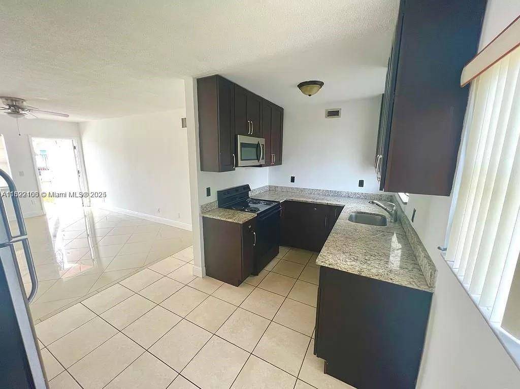 Oakland Park, FL 33334,281 NE 40th St #2