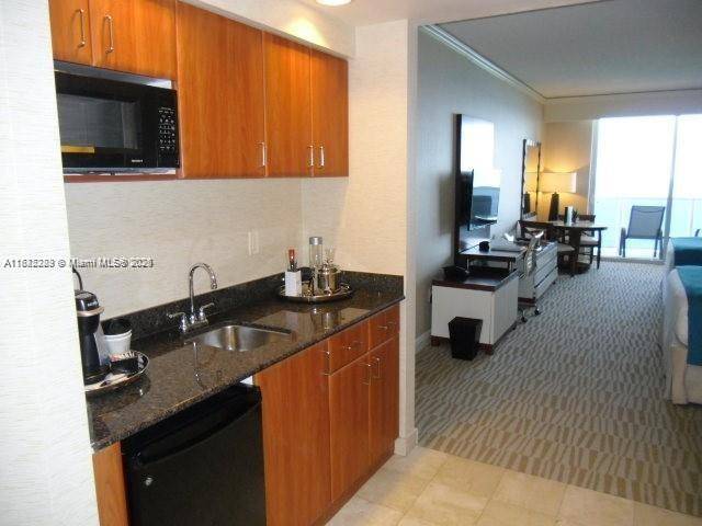 Sunny Isles Beach, FL 33160,18001 Collins Ave #612