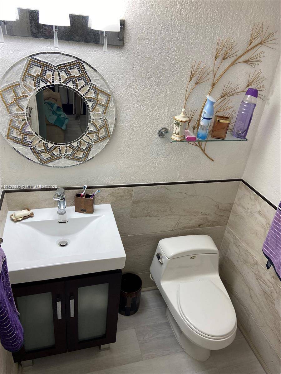 Sunny Isles Beach, FL 33160,17021 N Bay Rd #627