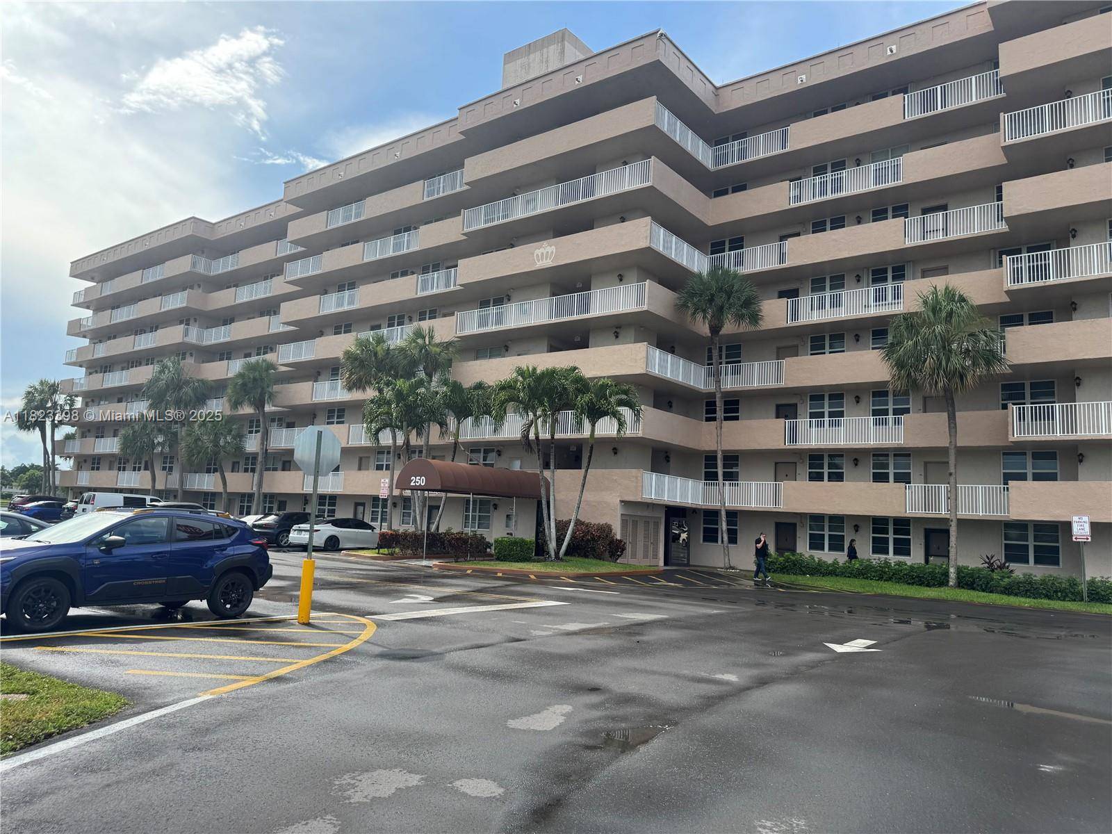 Plantation, FL 33324,250 Jacaranda Dr #309