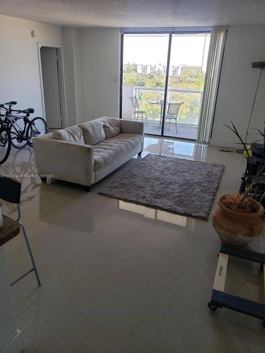 North Miami, FL 33181,13499 Biscayne Blvd #1005