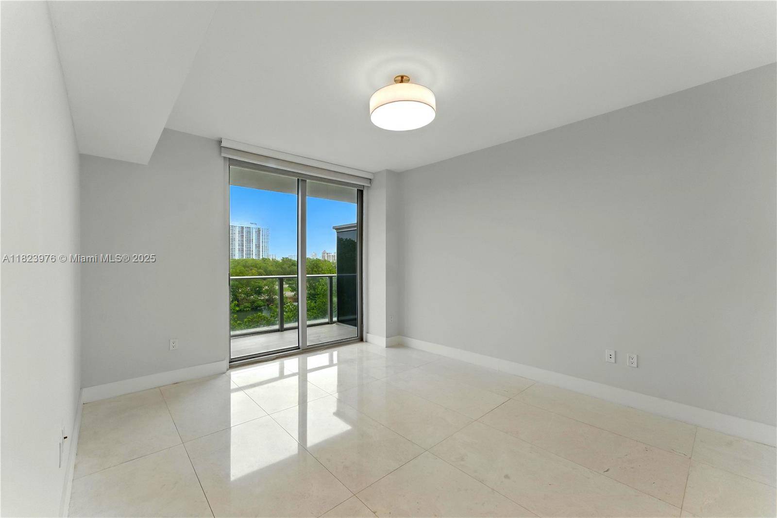 North Miami Beach, FL 33160,16385 Biscayne Blvd #301