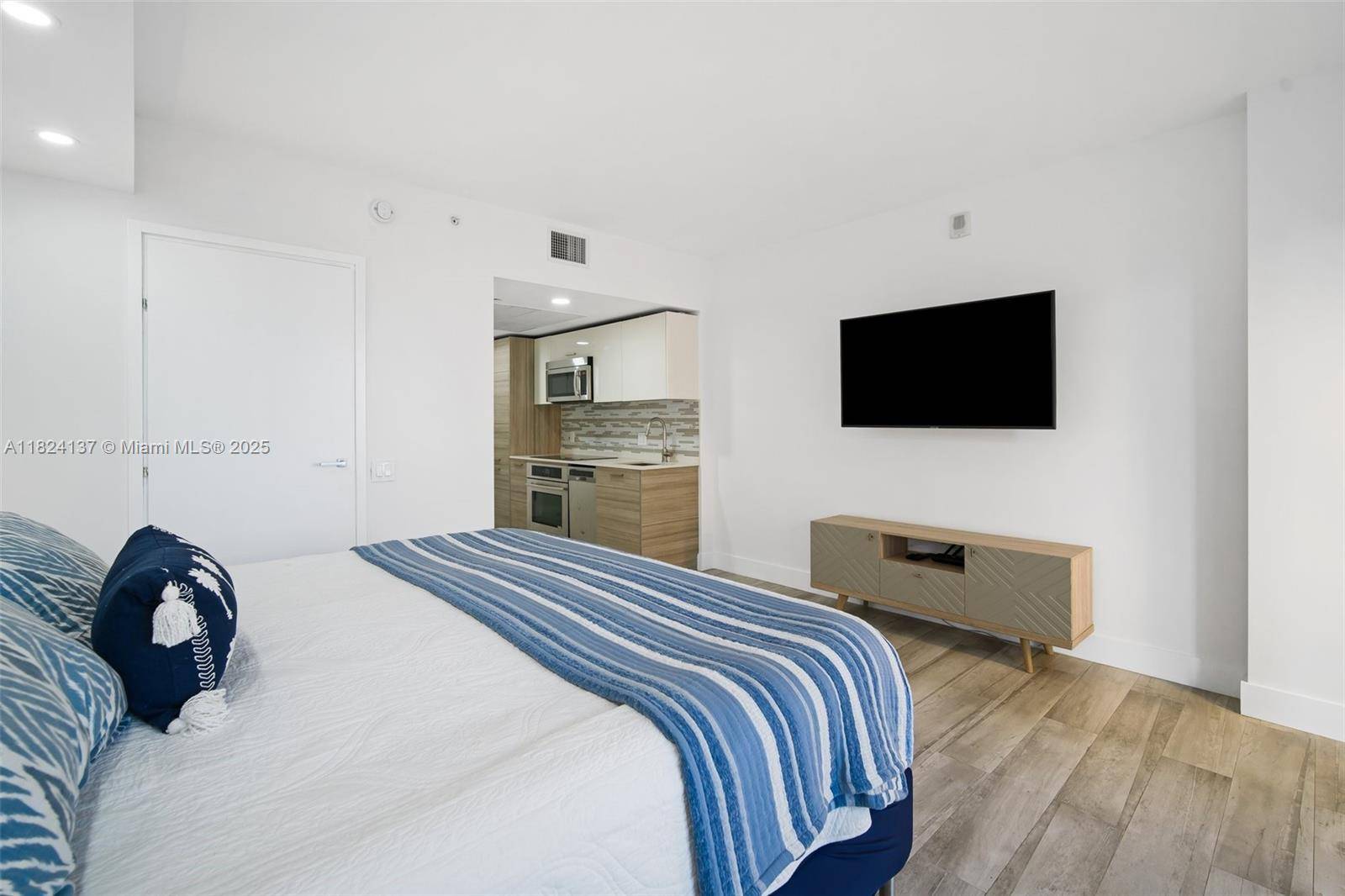 Miami, FL 33131,1300 Brickell Bay Dr #905