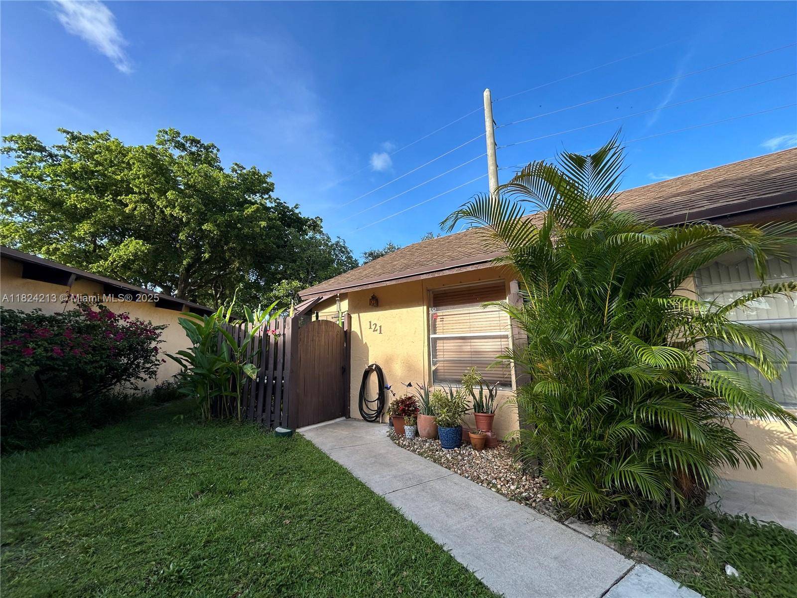 Hollywood, FL 33024,121 Briarwood Cir #1-5