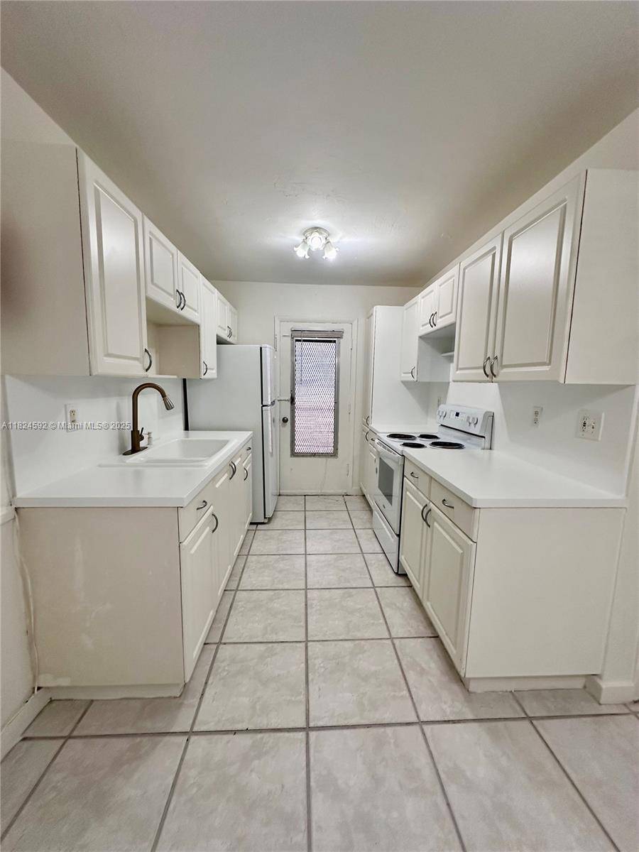 Miami Beach, FL 33141,950 Biarritz Dr #4