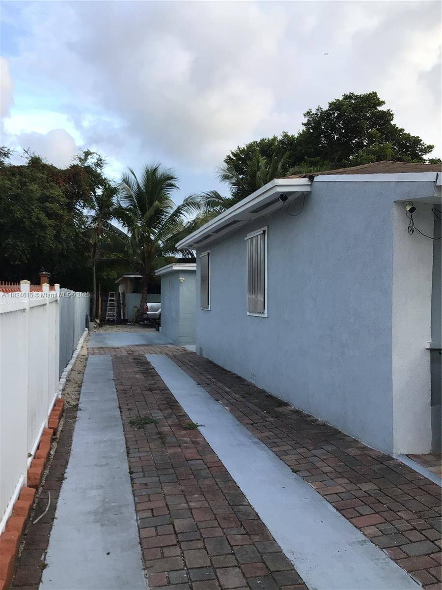 Miami, FL 33142,1860 NW 45th St