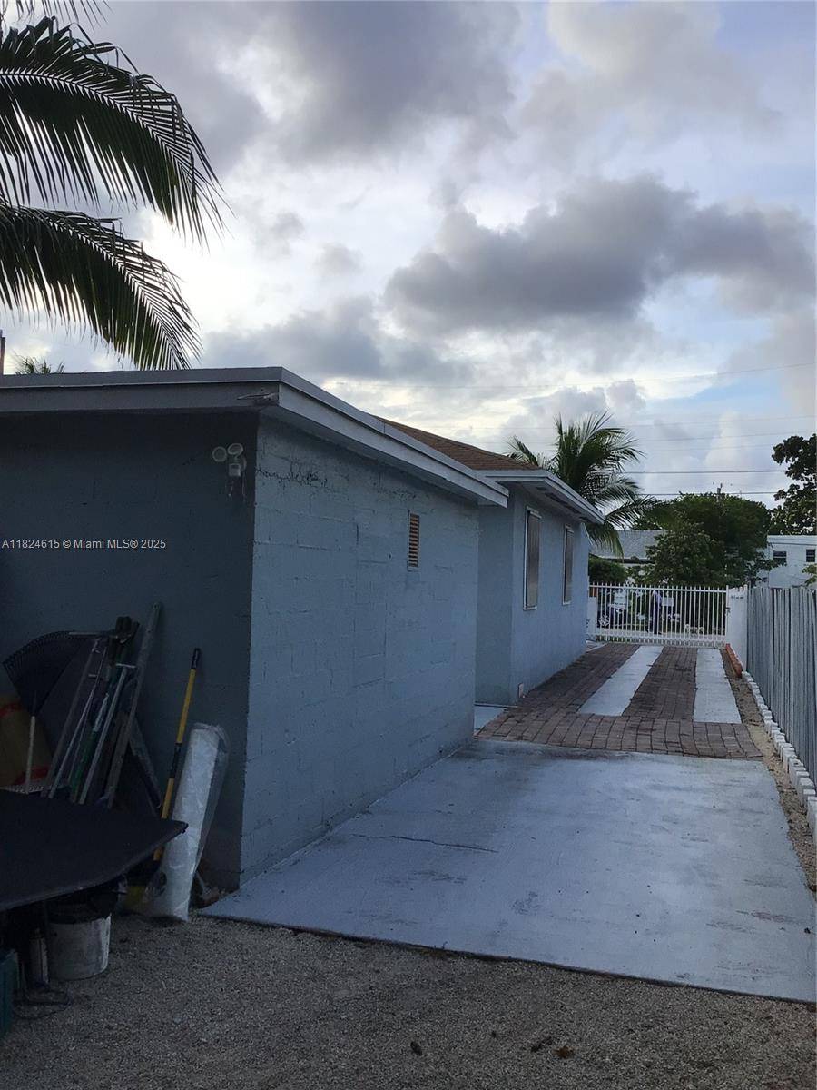Miami, FL 33142,1860 NW 45th St