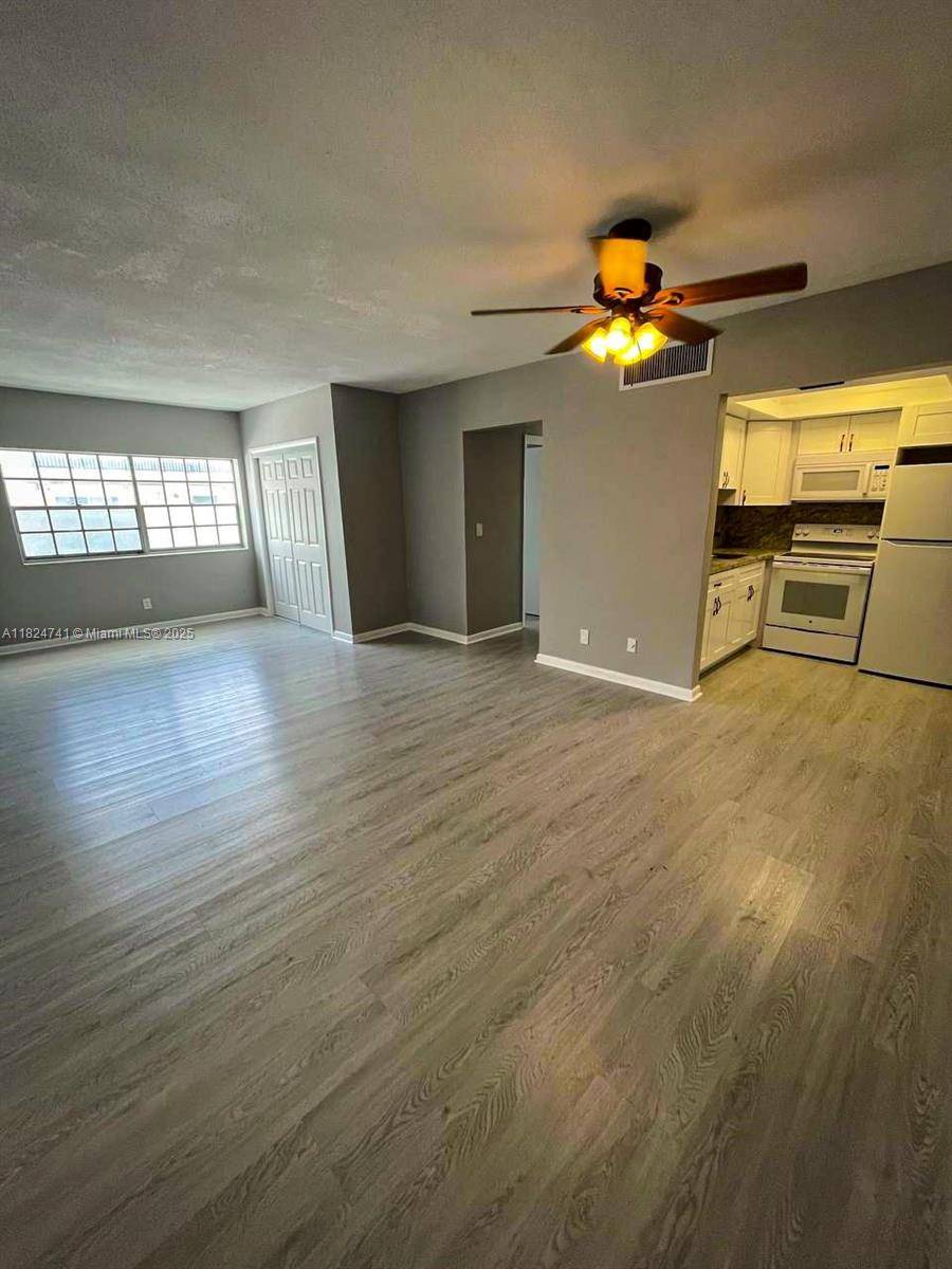 Hollywood, FL 33021,3515 Van Buren St #106