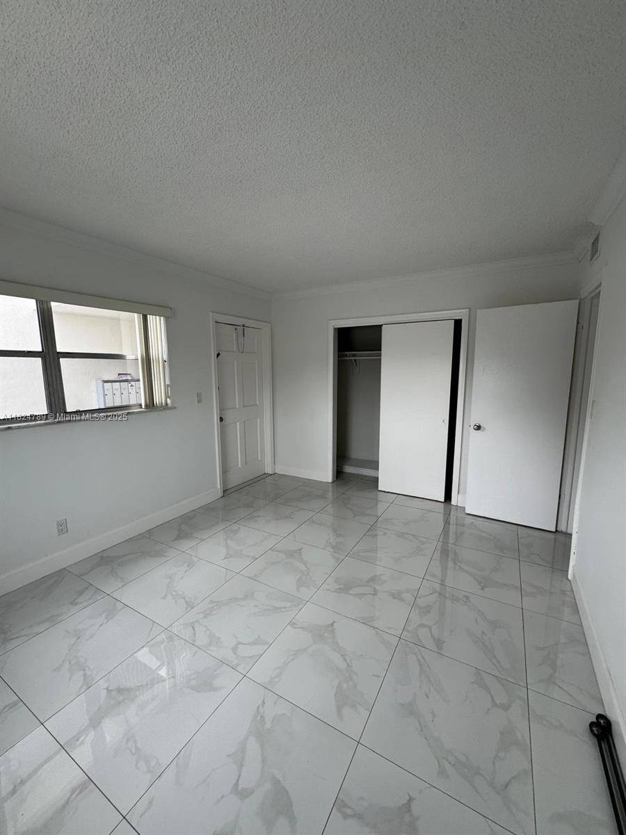 Hollywood, FL 33021,4933 Hollywood Blvd #105