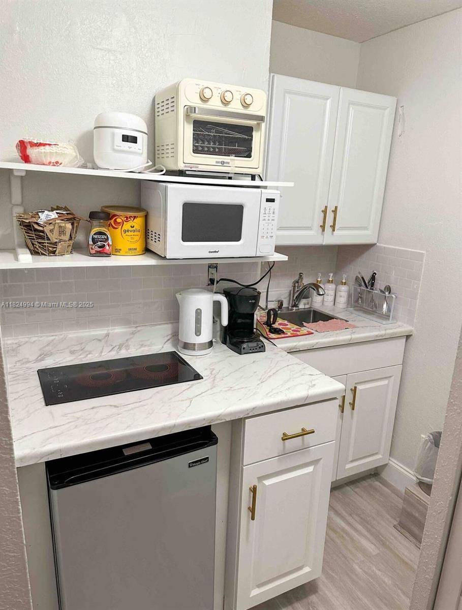 North Miami, FL 33161,950 NE 127th St #1