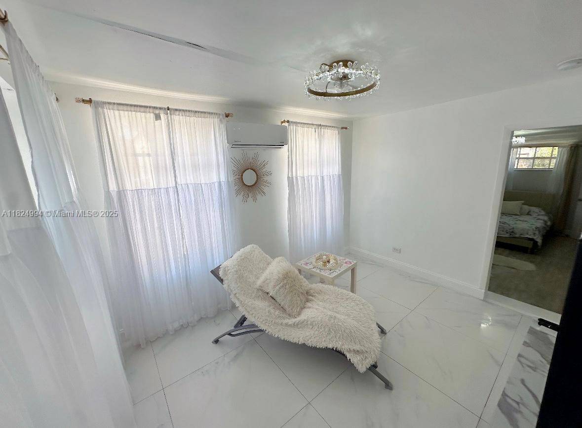 North Miami, FL 33161,950 NE 127th St #1