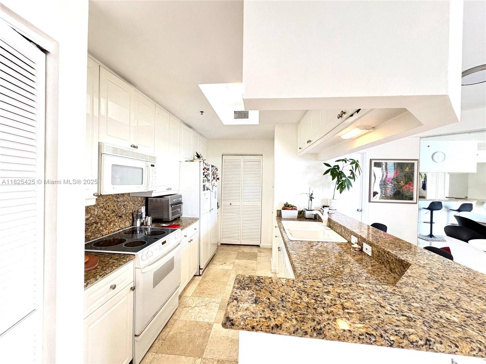 Miami, FL 33131,808 Brickell Key Dr #1103