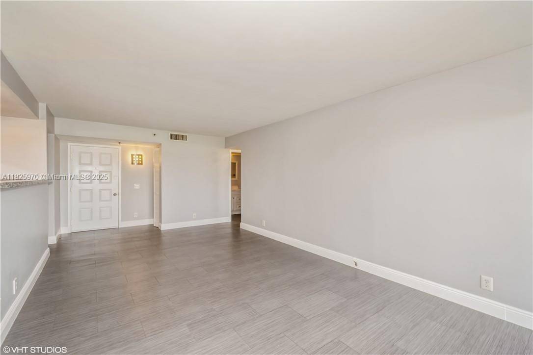 Oakland Park, FL 33309,105 Lake Emerald Dr #503