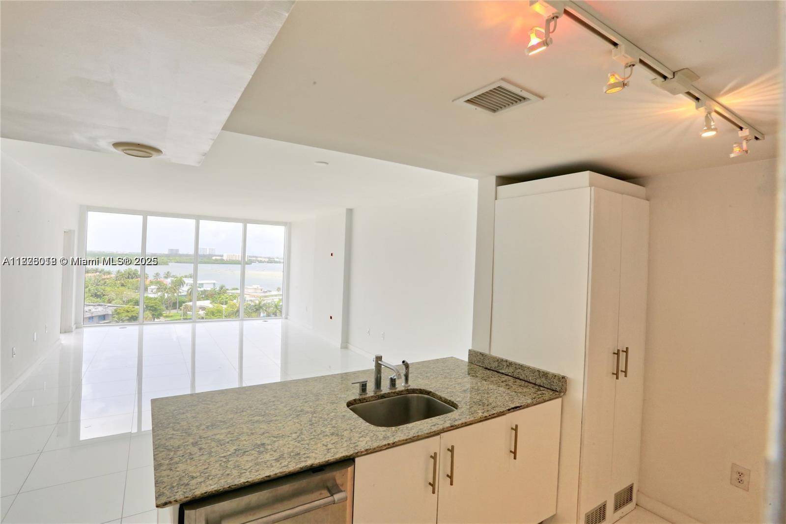 Bal Harbour, FL 33154,10275 Collins Ave #925