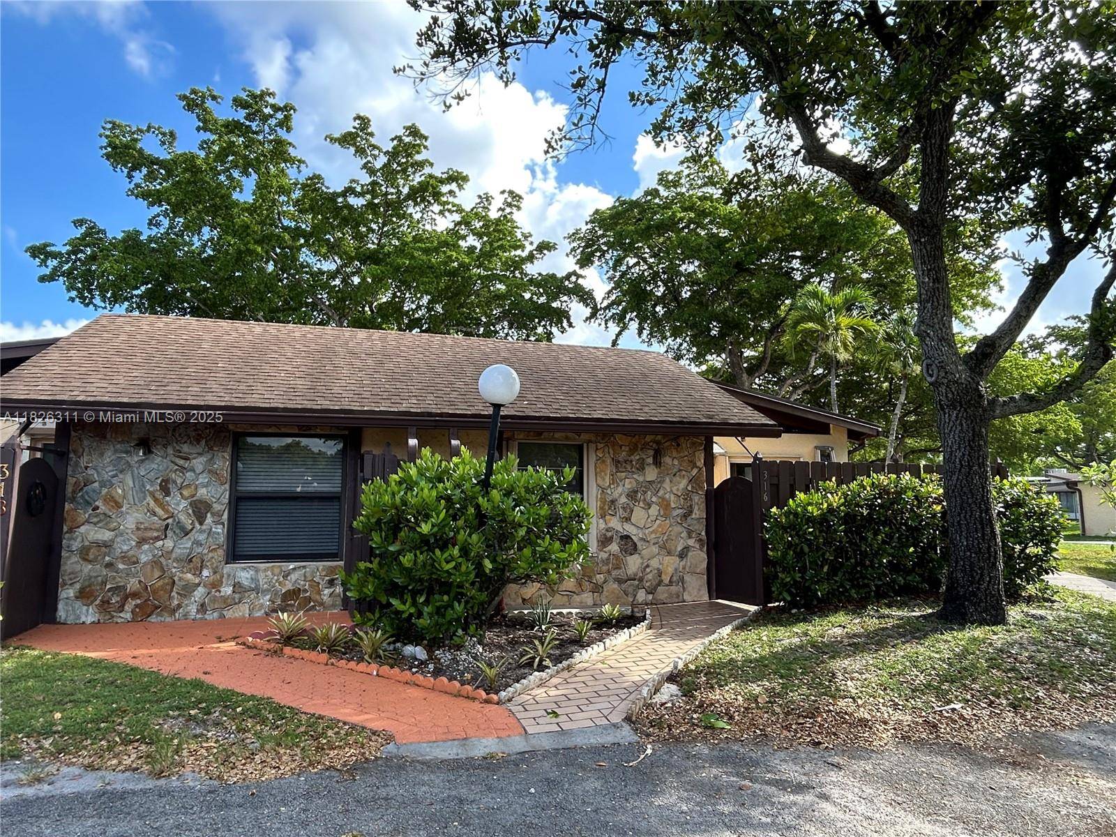 Hollywood, FL 33024,316 Briarwood Cir #4-17