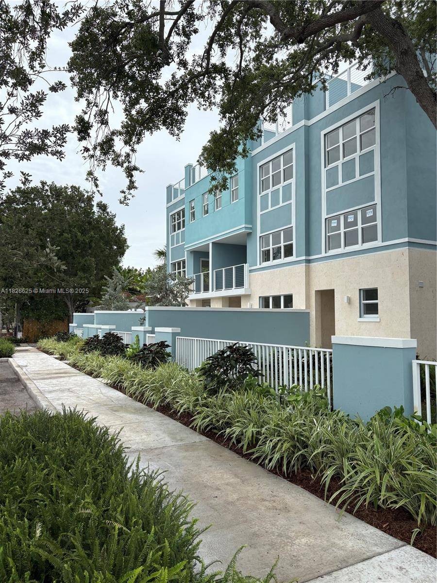 Fort Lauderdale, FL 33316,824 SE 12 ct #1