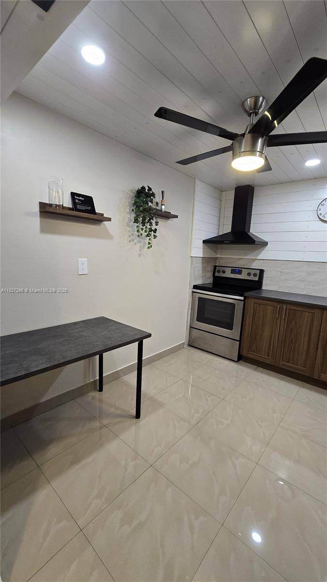 Hallandale Beach, FL 33009,1000 Parkview Dr #218