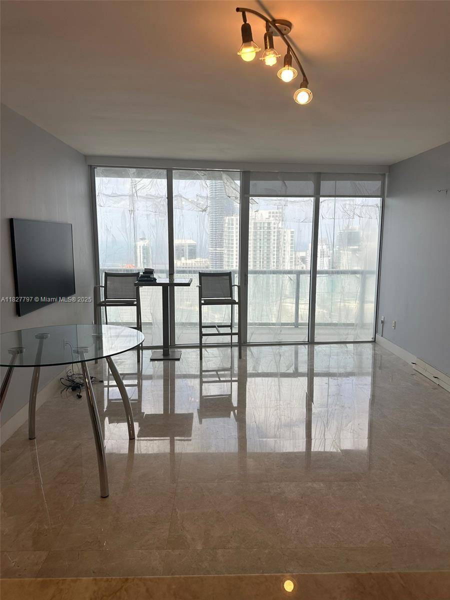 Miami, FL 33131,495 Brickell Ave #5211