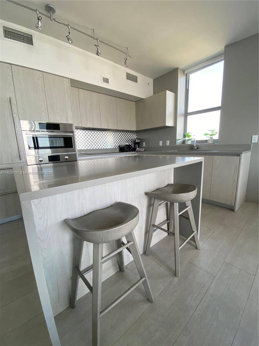 Hollywood, FL 33019,4010 S Ocean Dr #R2102