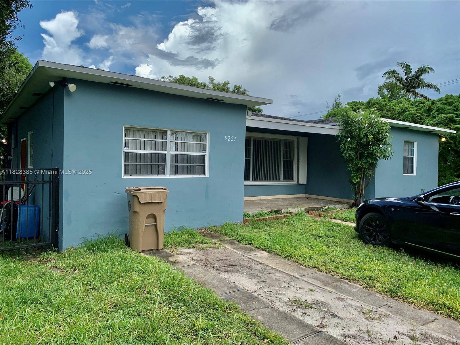 Davie, FL 33314,5221 Orange Dr