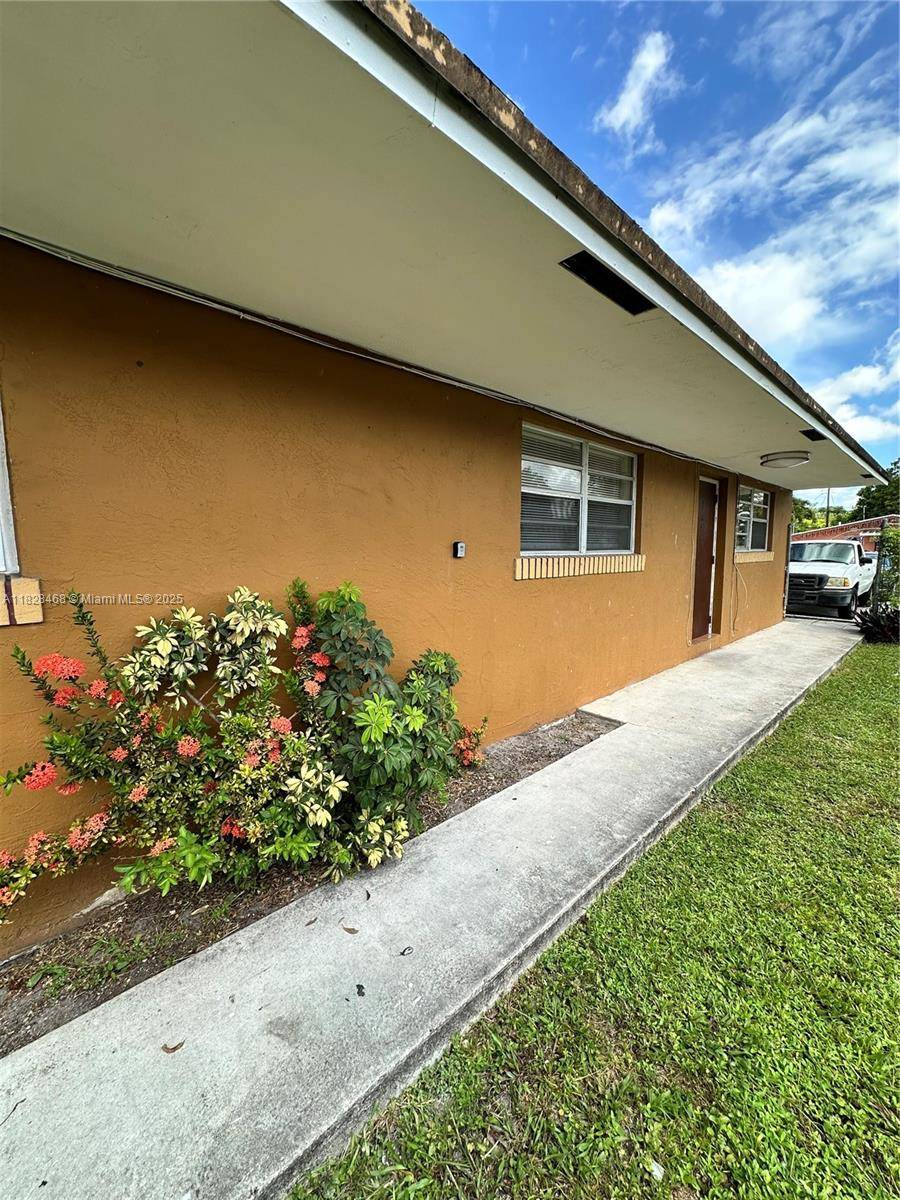 Miramar, FL 33023,6035 SW 39th St #1