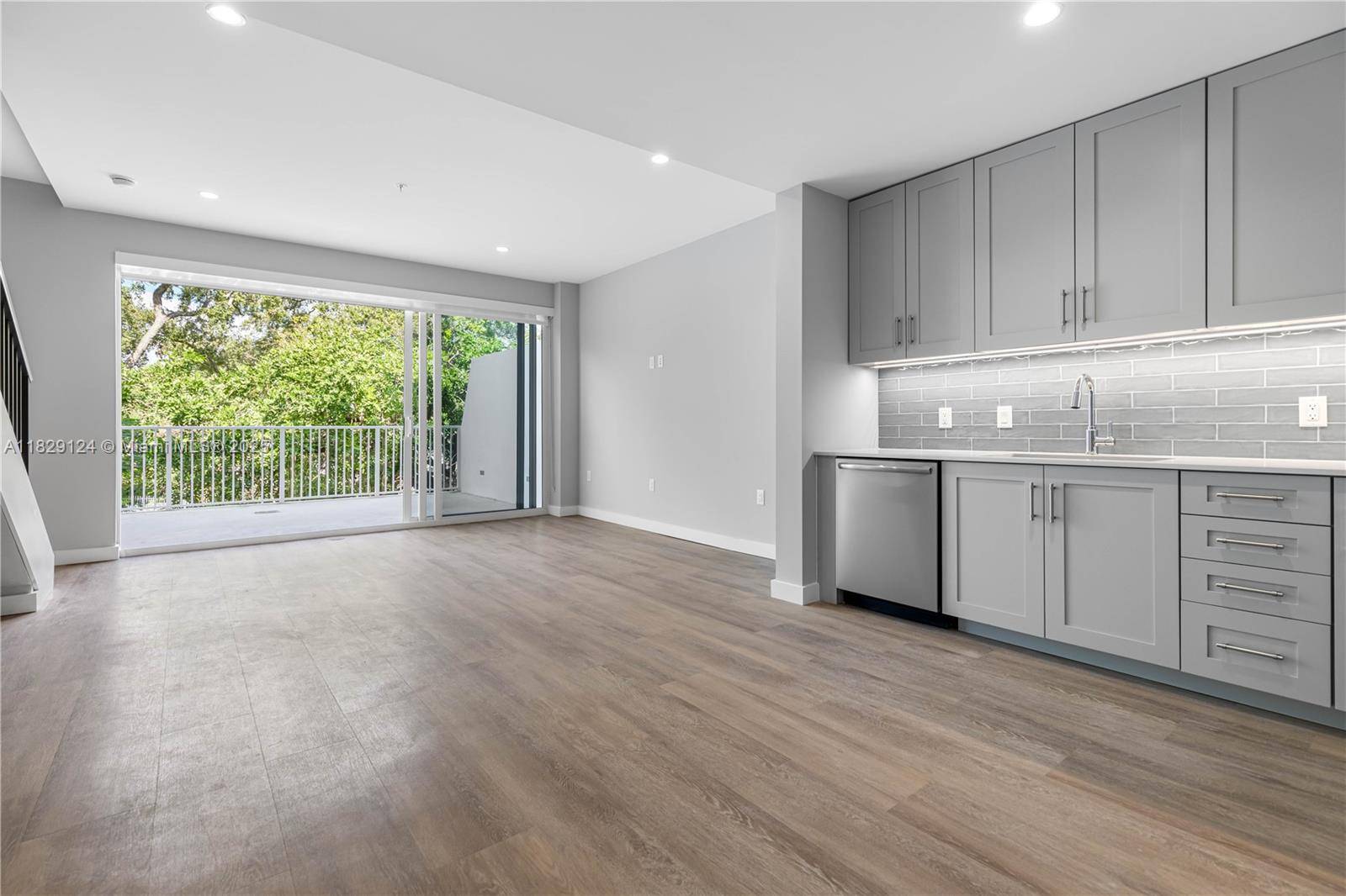 Coconut Grove, FL 33133,3335 Thomas Ave #207